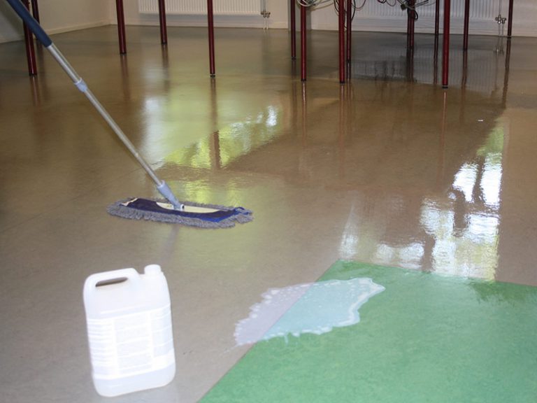 Linoleum vloer schoonmaak